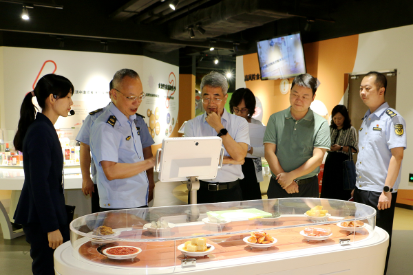 局党组成员、副局长李国伟率队到果冻传媒
食品药品科普教育基地调研.jpg